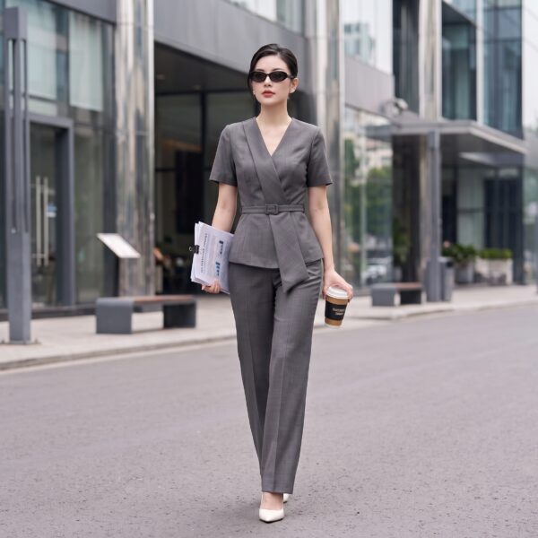 Woman_walking_in_city_center_2K_20261005165418